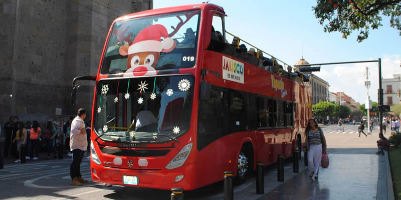 Autobús de Tapatío Tour decorado para Navidad